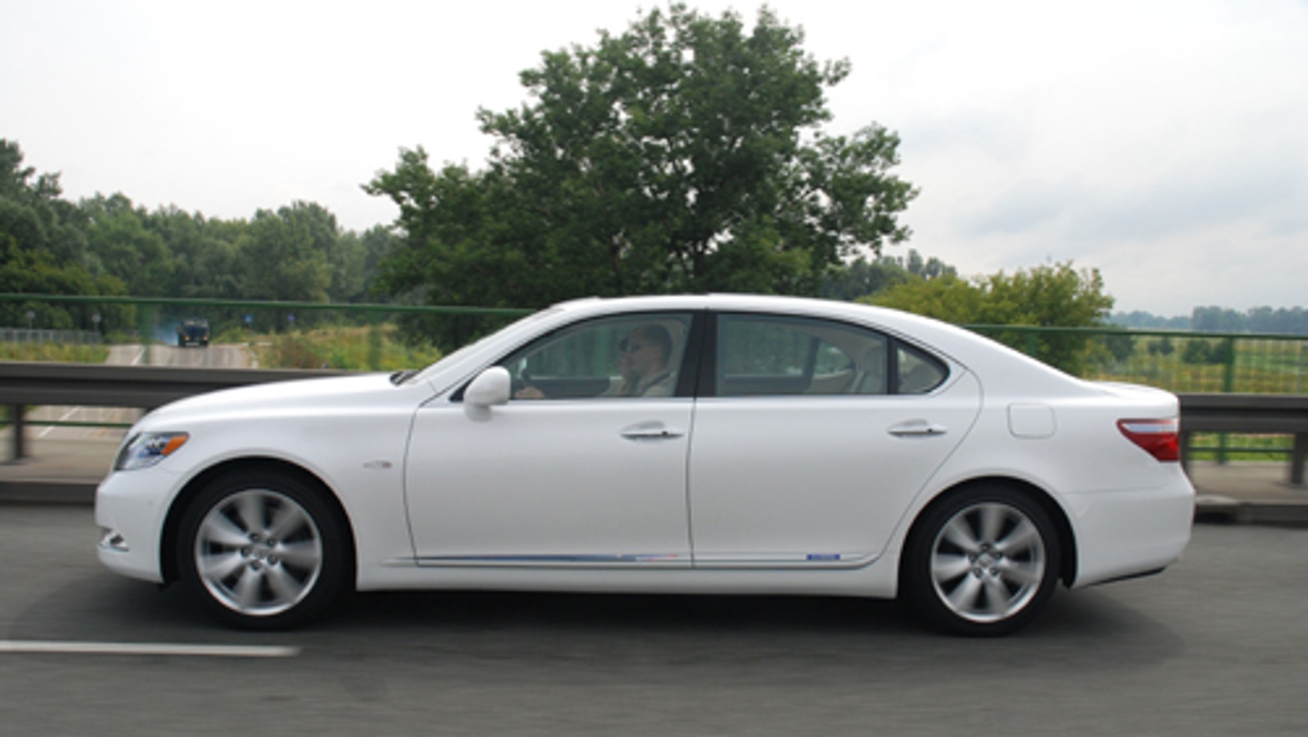 Lexus LS 600h L - Krążownik hybrydowy