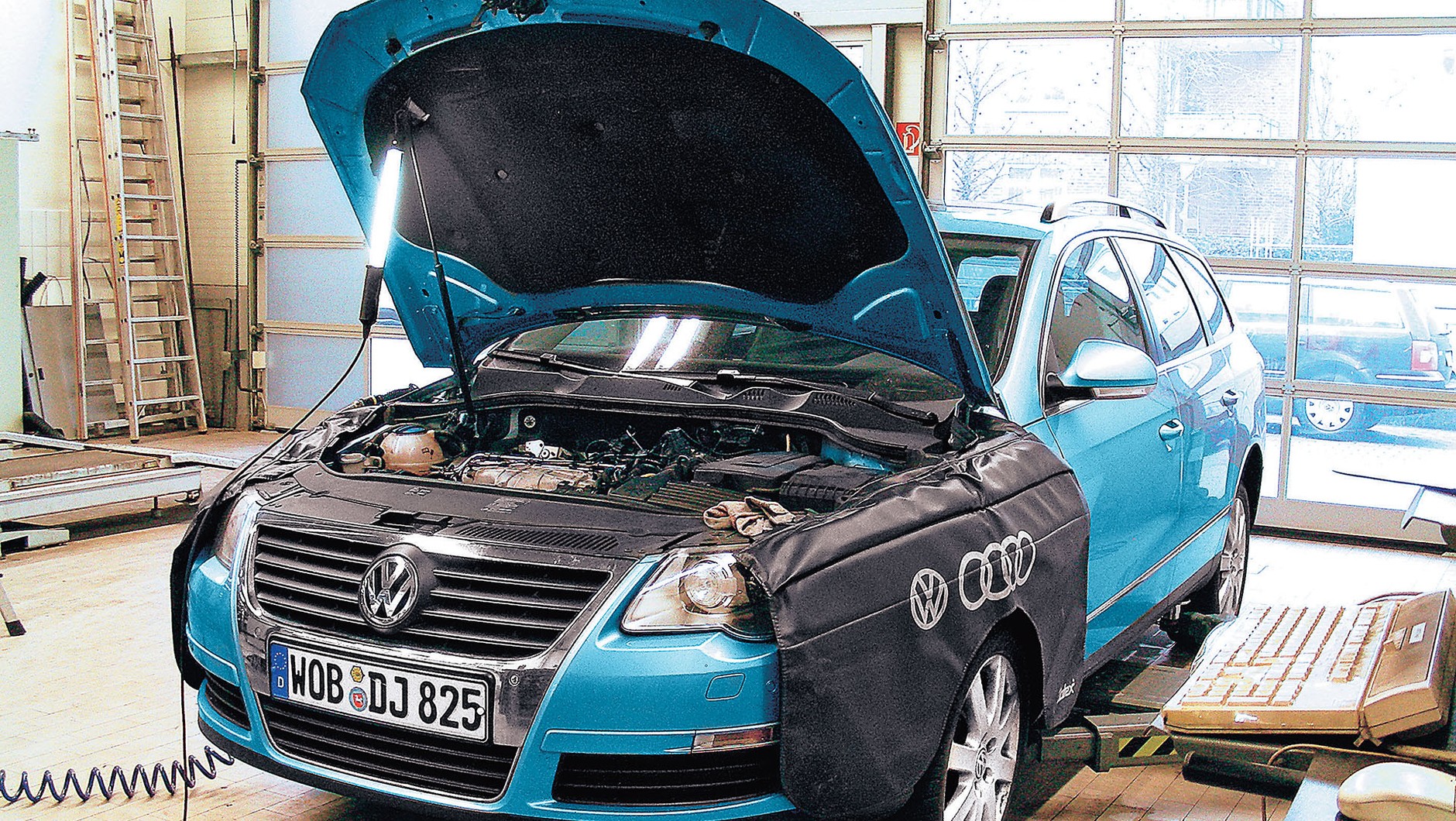 Diesel nie lubi sportowej jazdy – szarpania, wysokich obrotów, gazu wciskanego do oporu, zwłaszcza gdy jest nierozgrzany. Żeby uniknąć usterek mechanicznych, wystarczy jeździć rozsądnie – i tak, wykorzystując osiągi diesla maksymalnie w 75 proc., mamy do dyspozycji osiągi wyższe od tych, które zapewnia porównywalnej wielkości silnik benzynowy. Należy też unikać jazdy na krótkich dystansach – jeśli pokonujecie autem krótkie trasy, rzędu kilku km, lepiej wybrać inny napęd. Na mrozie diesla rozgrzewamy podczas jazdy, a nie na parkingu przed domem.