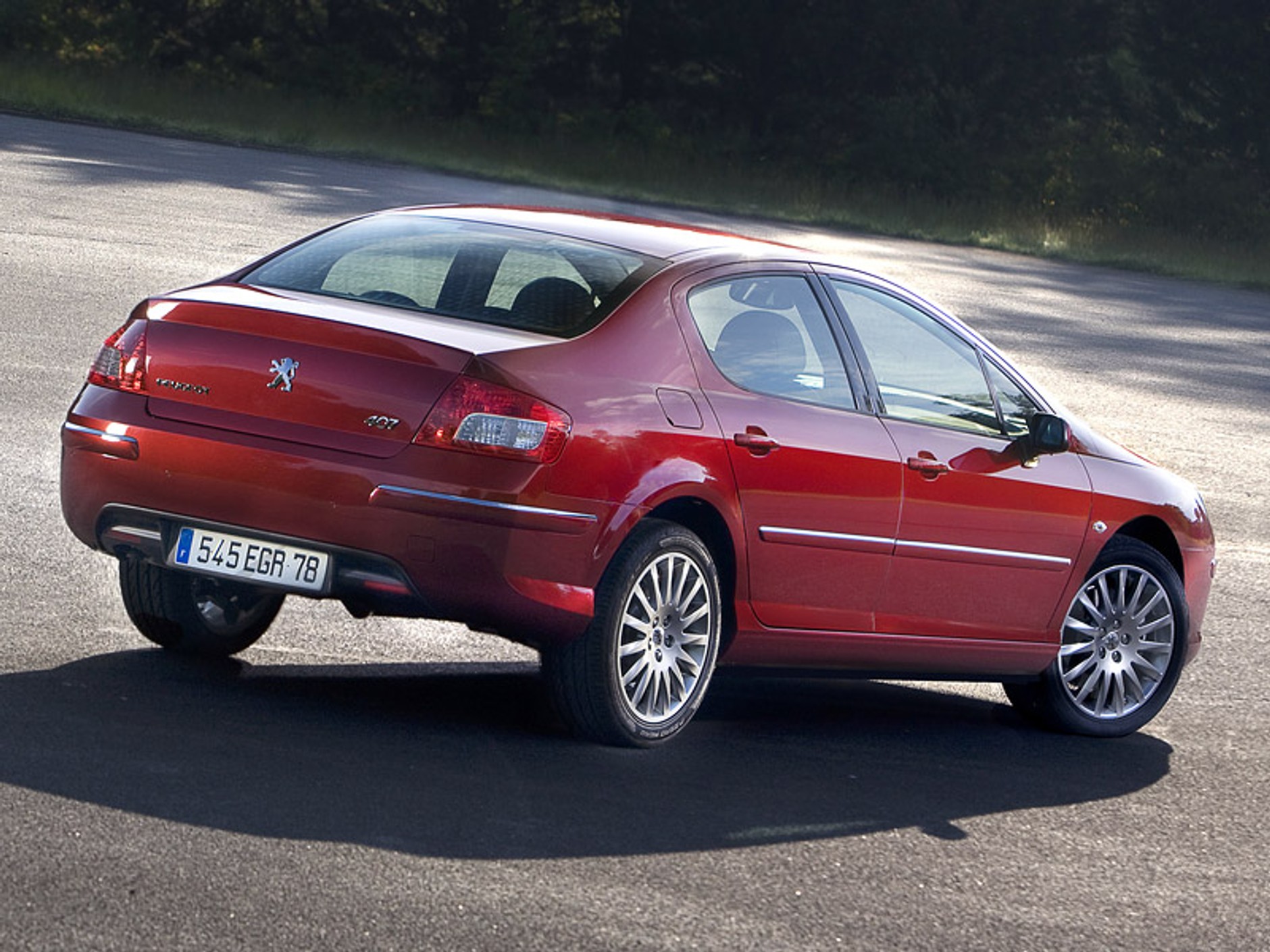 Odmłodzony Peugeot 407: w odpowiedzi na Lagunę i C5?