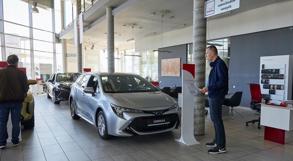 Sprzedaż nowych aut
