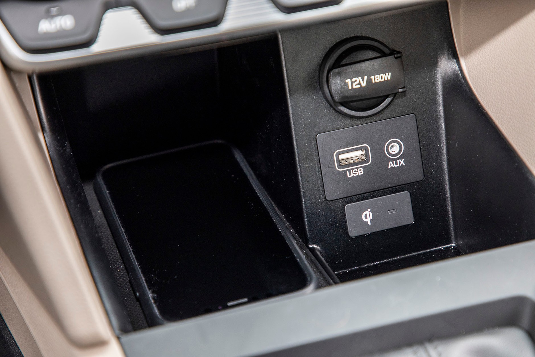 Hyundai Elantra 1.6 MPI 6AT - sedan w stylu azjatyckim