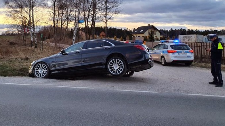 Kierowca Mercedesa Klasy S wpadł do rowu i uciekł z miejsca zdarzenia