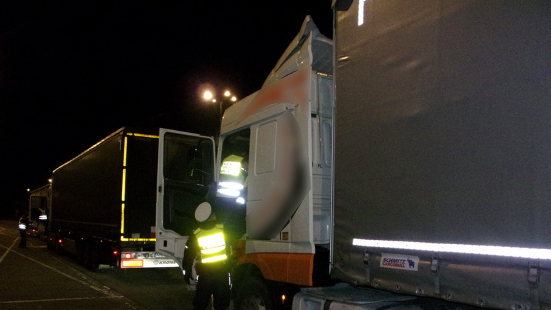 Wspólne działania policjantów toruńskiej „drogówki" z mundurowymi WITD na autostradzie A-1