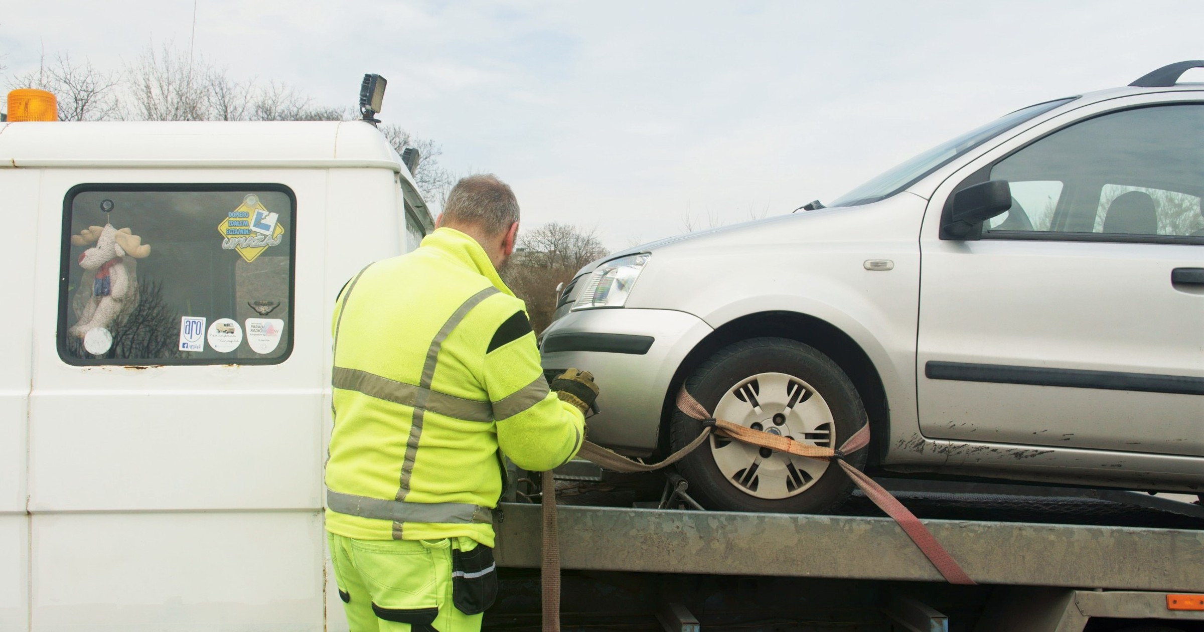 Pomoc drogowa, holowanie pojazdów, laweta, zepsuty samochód, auto na lawecie