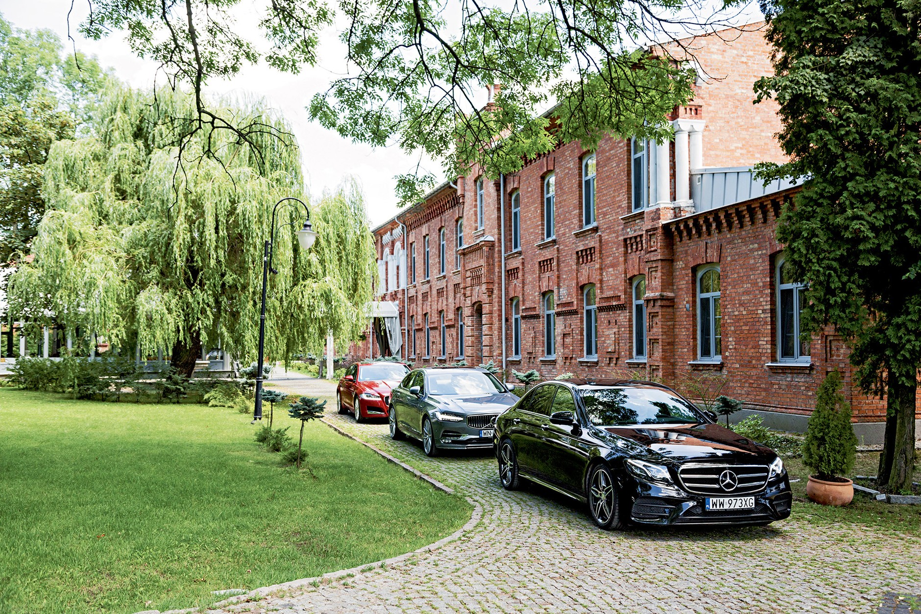 Mercedes E 220d vs Jaguar XF 2.0 vs Volvo S90 D4