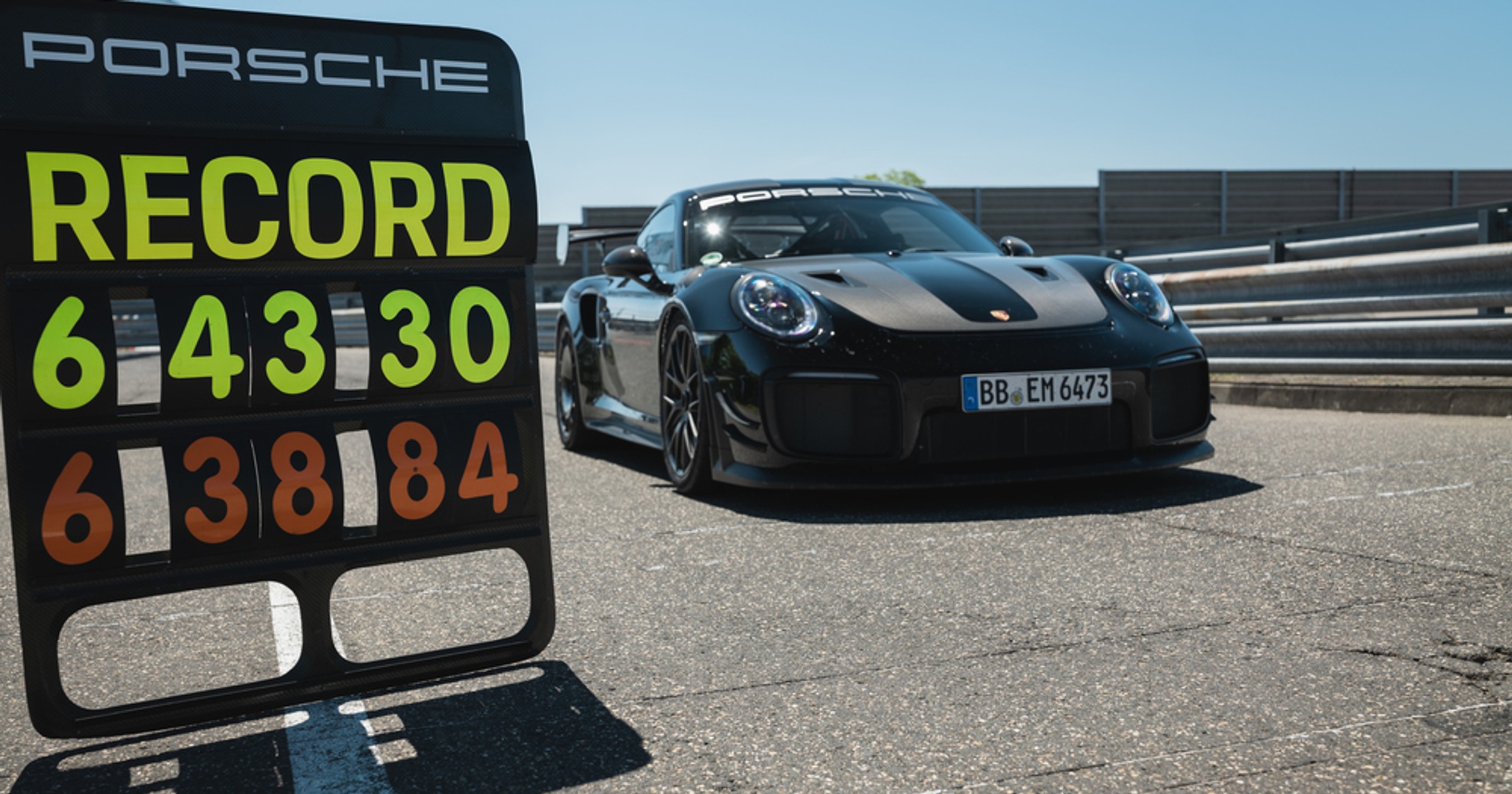 Porsche 911 GT2 RS z pakietem Manthey Performance Kit podczas bicia rekordu na Nürburgringu