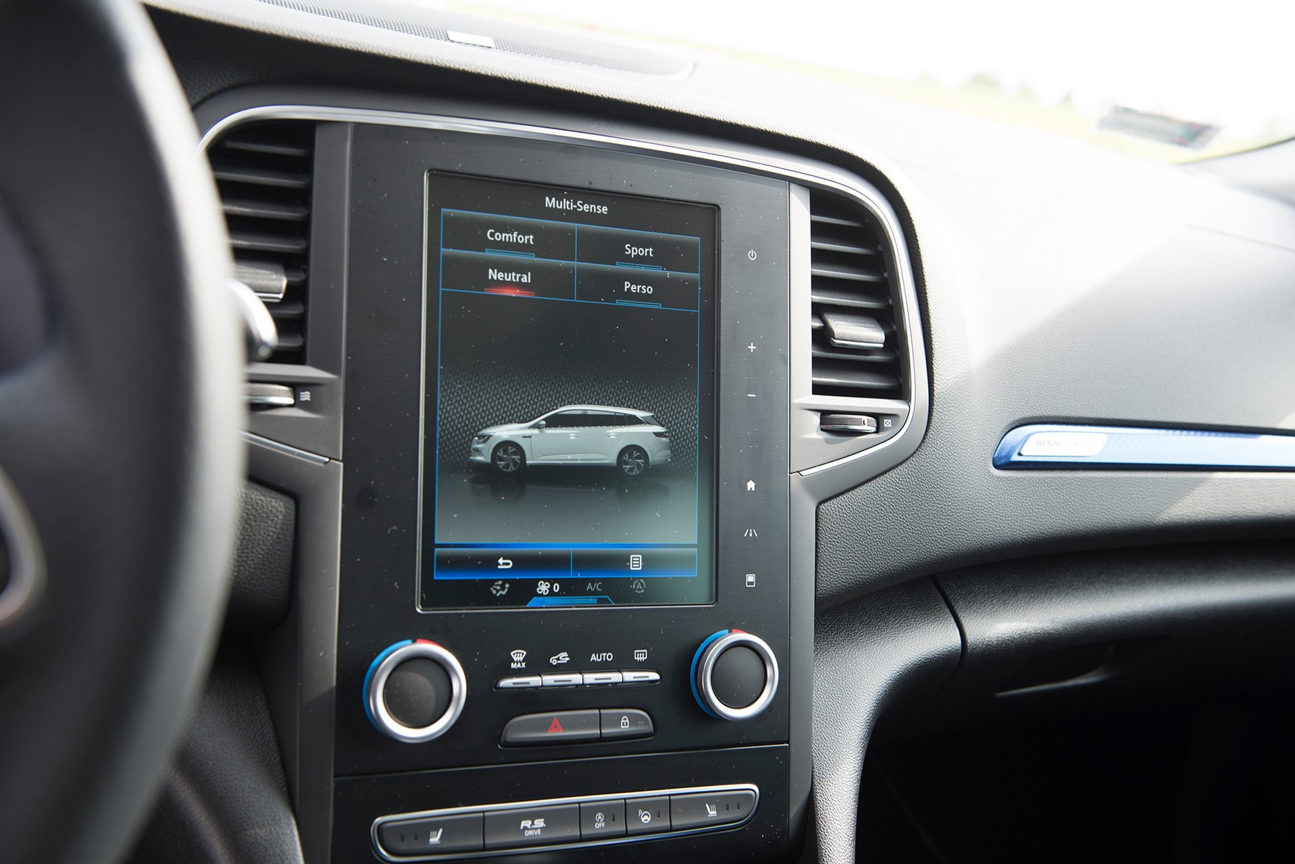 Renault Megane GT vs. VW Golf R