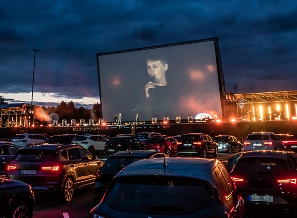 Kino samochodowe znowu stanie się popularne? Seanse pod chmurką także w Polsce