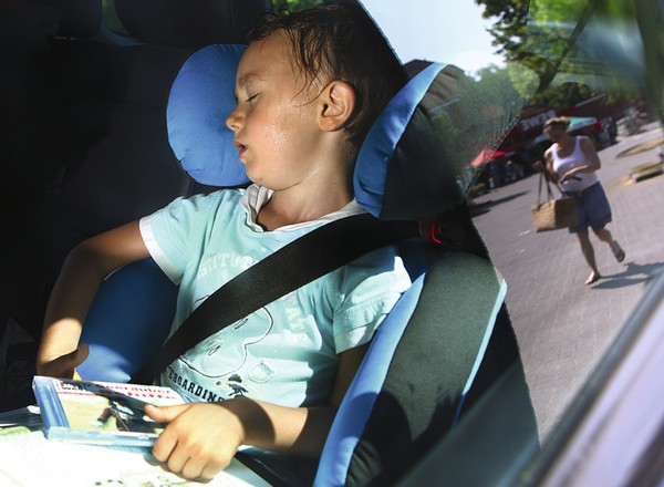 Upał, zaparkowane i zamknięte auto, a w środku dziecko lub zwierzę. Czym to grozi?