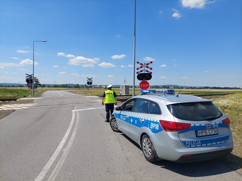 Obraz pochodzący z serwisu https://jawor.policja.gov.pl/dja/aktualnosci/bieza/118559,Uwaga-przejazd-kolejowy-Nie-ryzykuj-zyciem.html