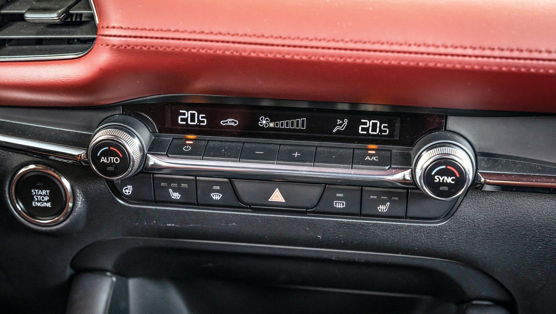 Mazda 3 i jej ergonomiczna rewelacja: niebieski i czerwony dla zimna i ciepła, przełącznik dmuchawy, przyciski do recyrkulacji.