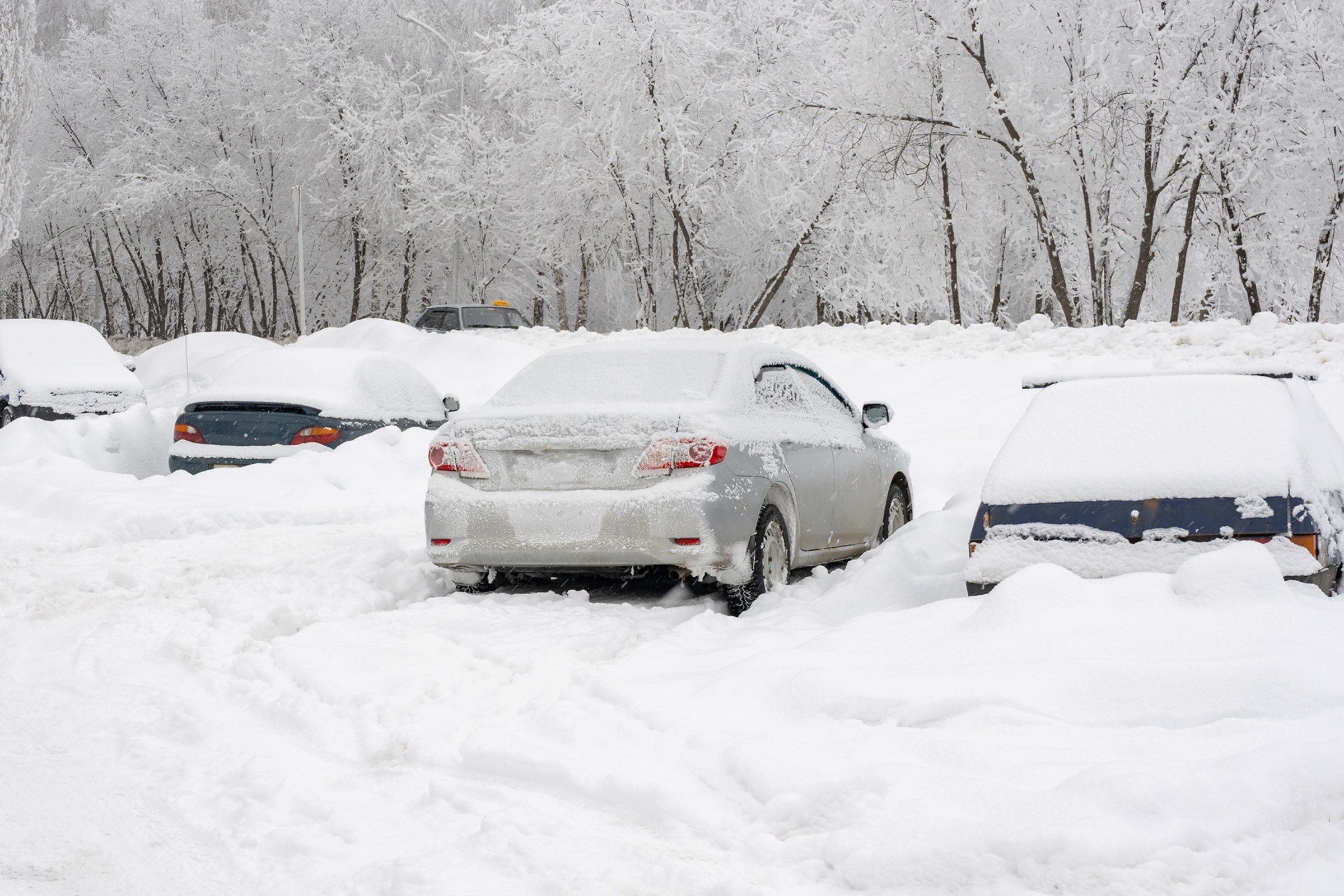 Jak wyjechać z zaspy i oblodzonego miejsca? Te banalne sposoby praktycznie zawsze działają