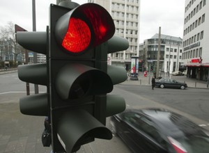 Kiedy można zawracać na skrzyżowaniu ze światłami? Potrzebna jest podwójna strzałka