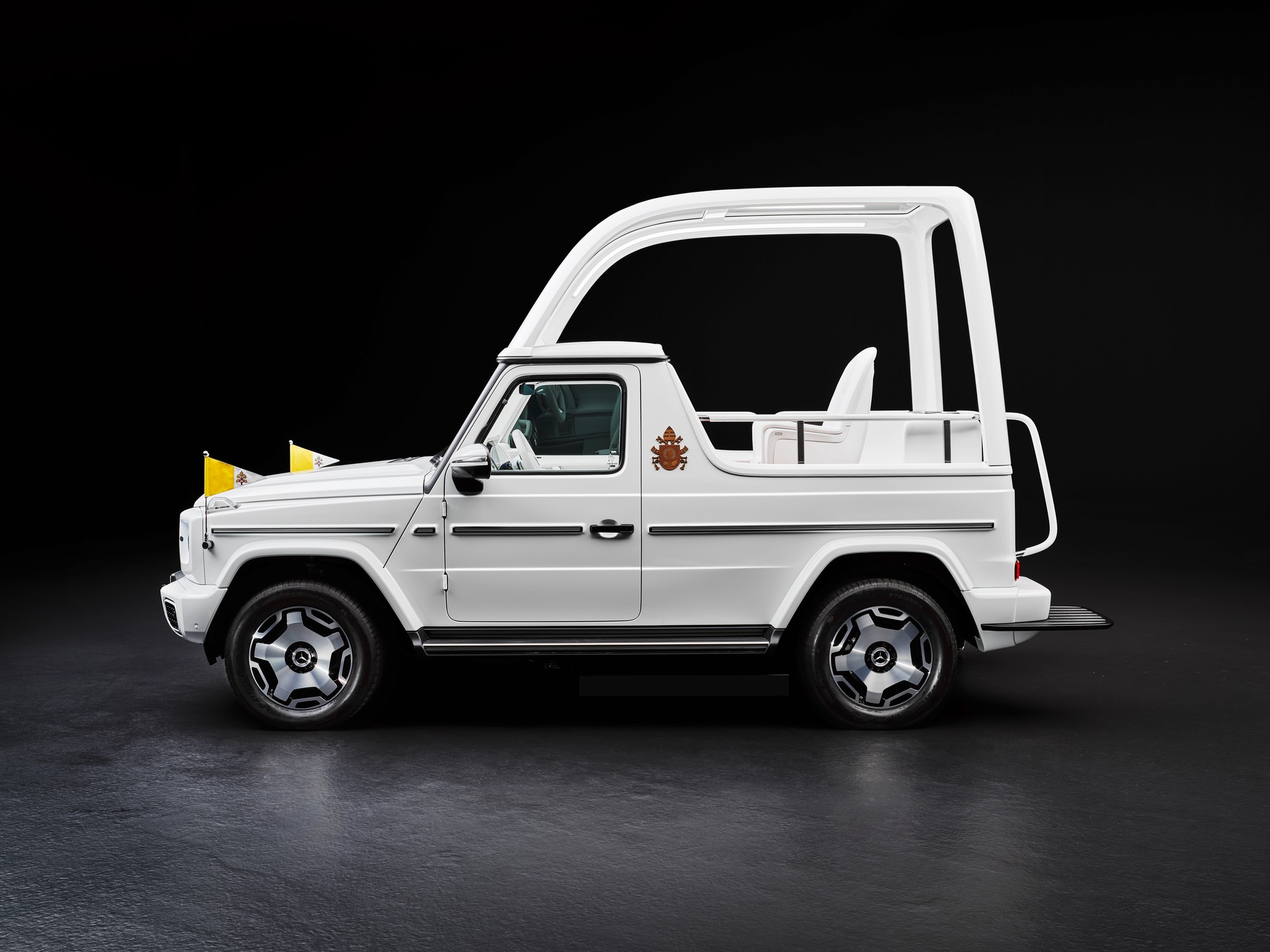 Mercedes G580 "papamobile"
