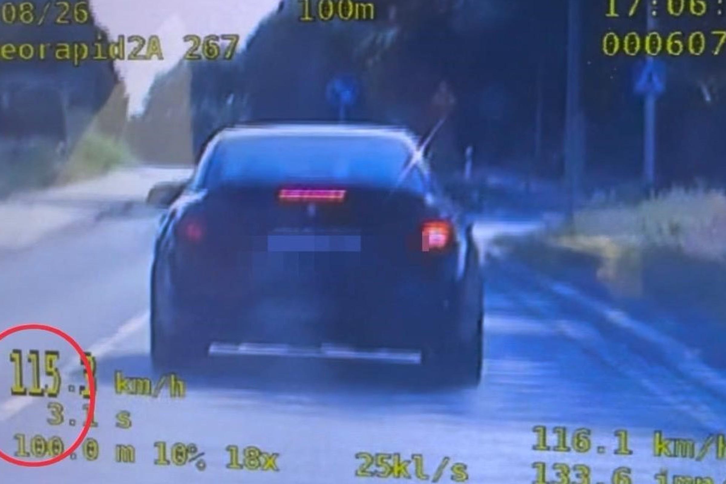 19-latka w BMW chciała się popisać. Nie wiedziała, kto za nią jedzie