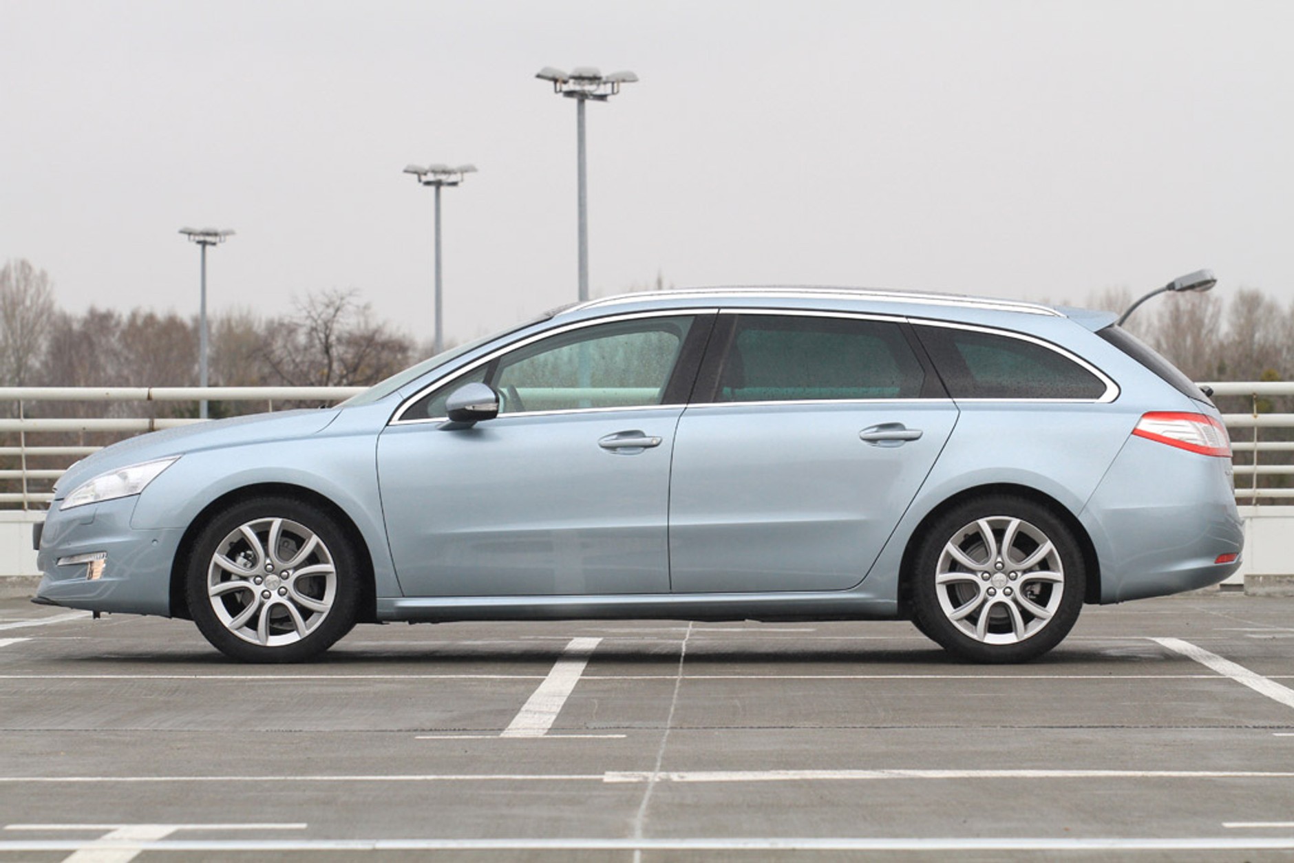 Peugeot 508 SW kontra Renault Laguna Grandtour: wybierasz styl czy funkcjonalność?