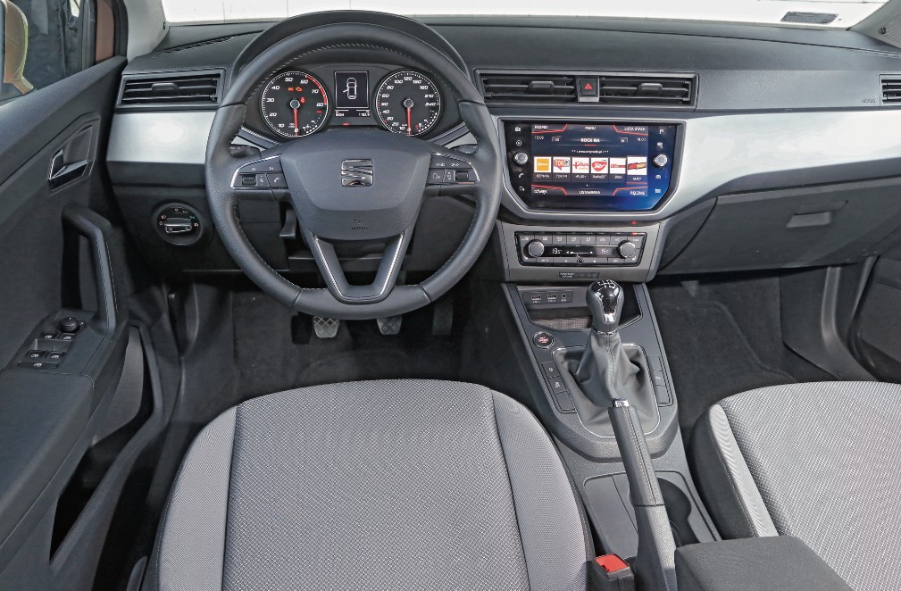 Wzorowe rozplanowanie kokpitu z dużym centralnym ekranem dotykowym i osobnym panelem do sterowania klimą