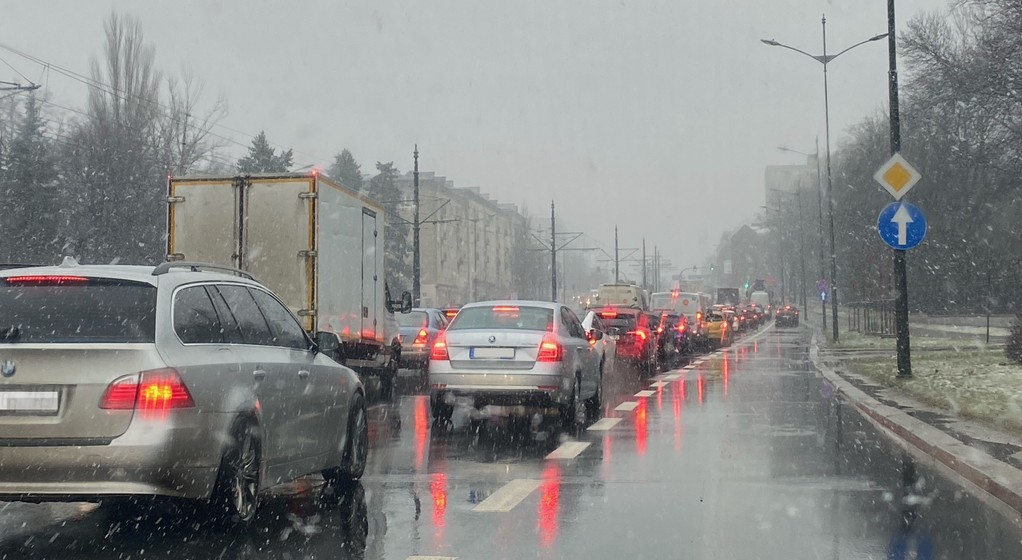 W wielu miejscach Polski kierowcy muszą liczyć się z trudnymi warunkami na drogach
