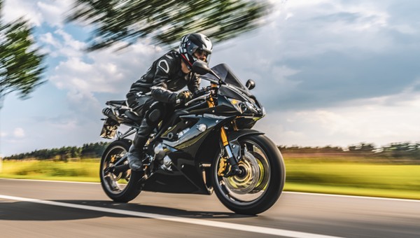 Surowy wyrok dla motocyklisty w Norwegii. 56 wykroczeń i prawie 300 km/h!