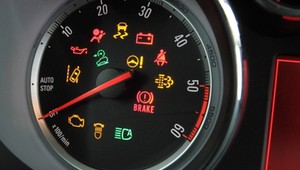 Czy wiesz, co oznaczają popularne skróty używane w motoryzacji?