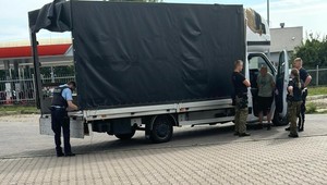 Inspektorzy ITD zajrzeli za plandekę dostawczaka. Zatrzymali wartościowy towar