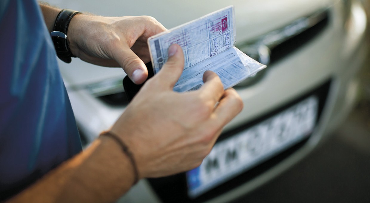 Kupiłeś samochód używany? Nie możesz zapomnieć o tej deklaracji. Kary za brak OC to przy tym nic