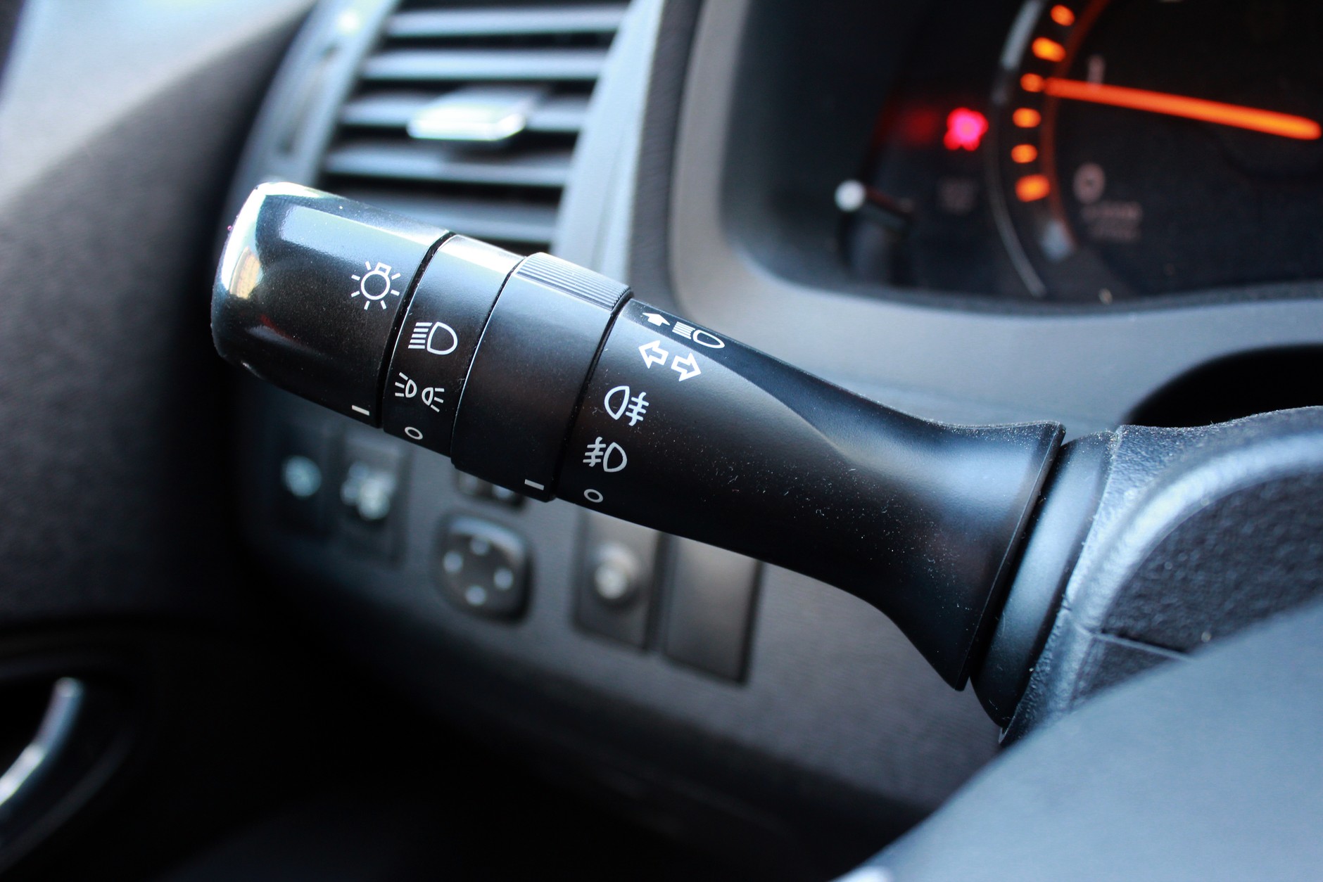 Światła przeciwmgielne powinny być używane tylko podczas intensywnej mgły