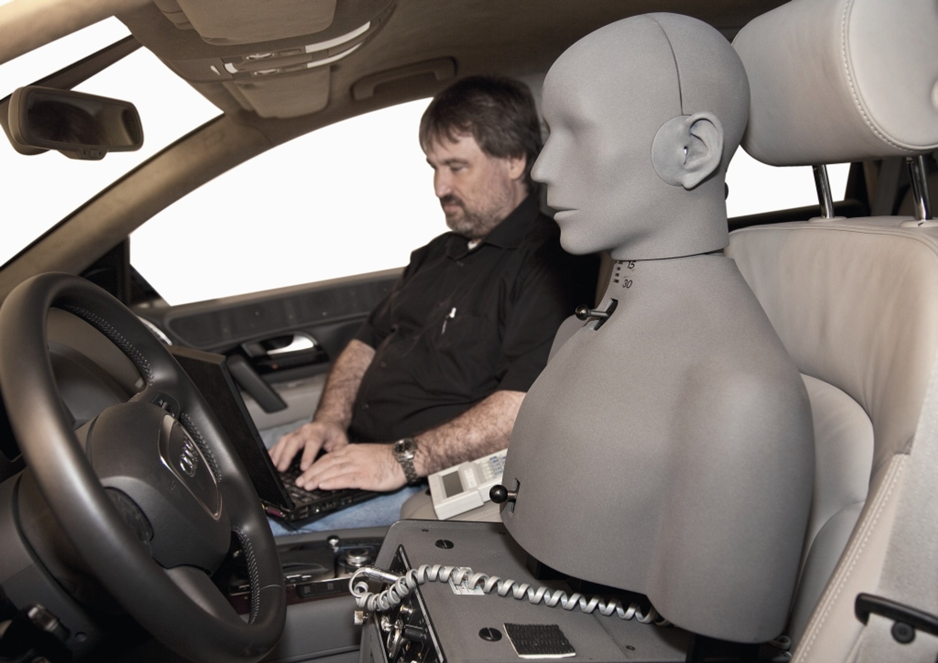 Prócz sztucznej głowy z mikrofonami finalne strojenie odbywa się przy udziale doświadczonych akustyków.