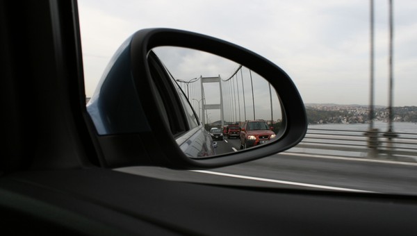 W długi weekend ten widok w lusterku prawie na pewno oznacza mandat do 5 tys. zł. Policja ma nową broń