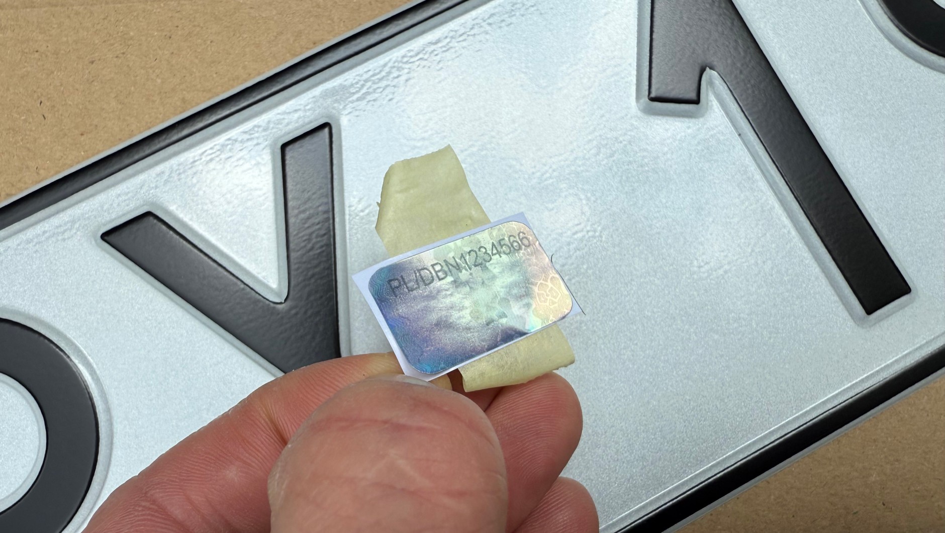Imitację hologramu trzeba sobie nakleić samodzielnie