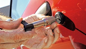 Jak otworzyć auto bez kluczyka? Poznaj słabe punkty samochodowych zamków!