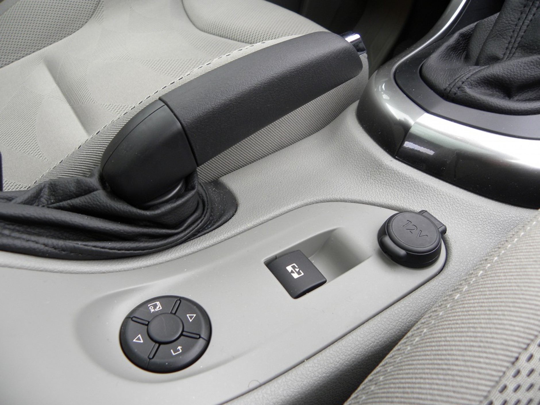 Peugeot 308 FL: Świeża twarz