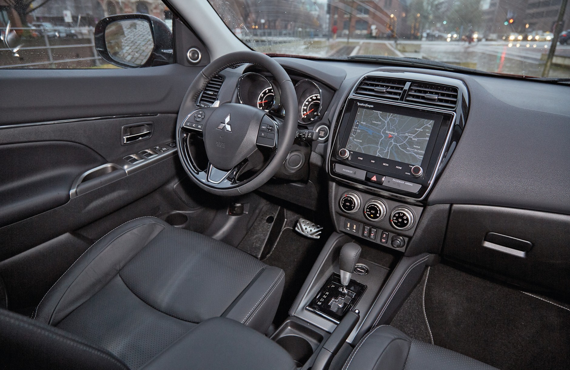 Porównanie 4 par SUV-ów: Mazda, Mitsubishi, Jeep i Volkswagen.