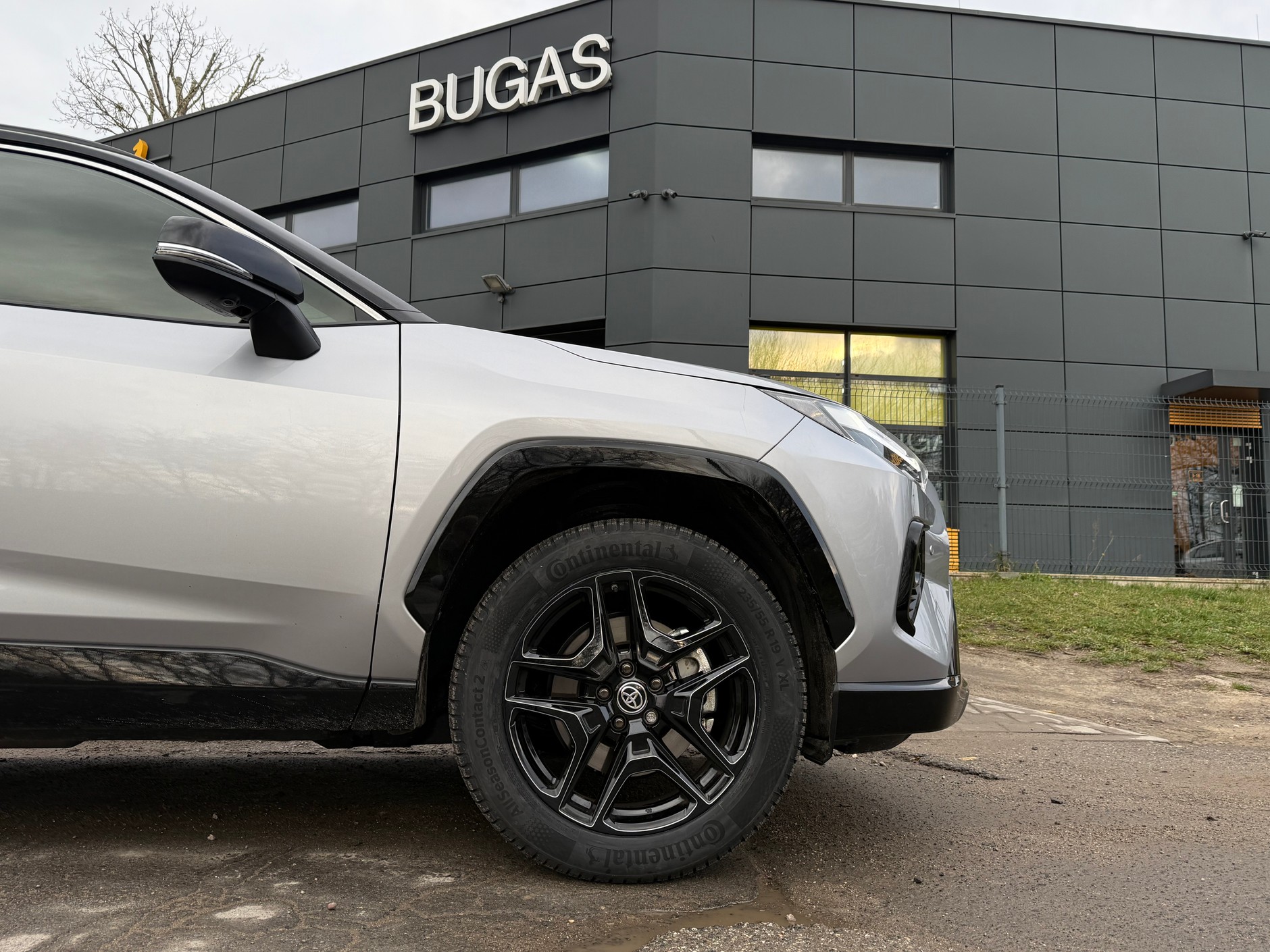 Zakładasz opony całoroczne? Zadbaj o ich solidny montaż, a potem dbaj – długo posłużą