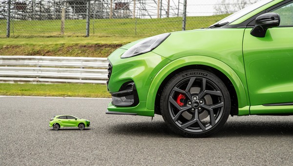 Ford Puma ST w pojedynku na torze z miniaturowym klonem