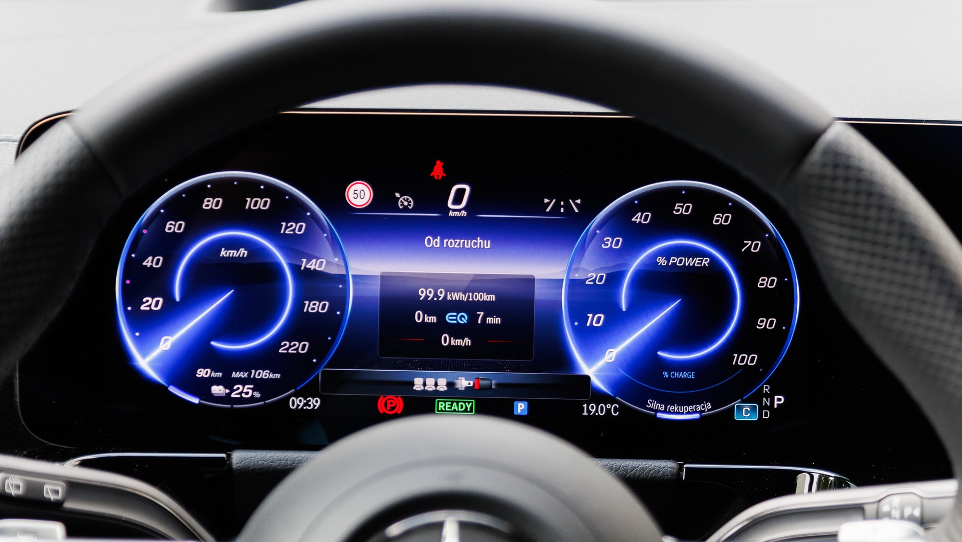 Stan naładowania akumulatora Mercedesa EQA po zakończeniu wszystkich podróży