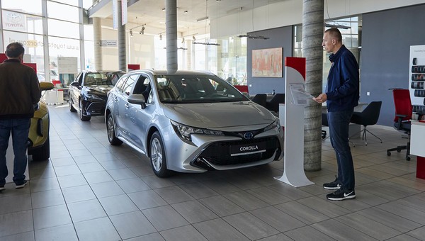 Zakaz sprzedaży aut spalinowych od 2035 r. dotknąłby też producentów hybryd
