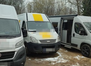 Pięć skradzionych busów znalezionych pod Warszawą. Policjanci zlikwidowali "dziuplę"