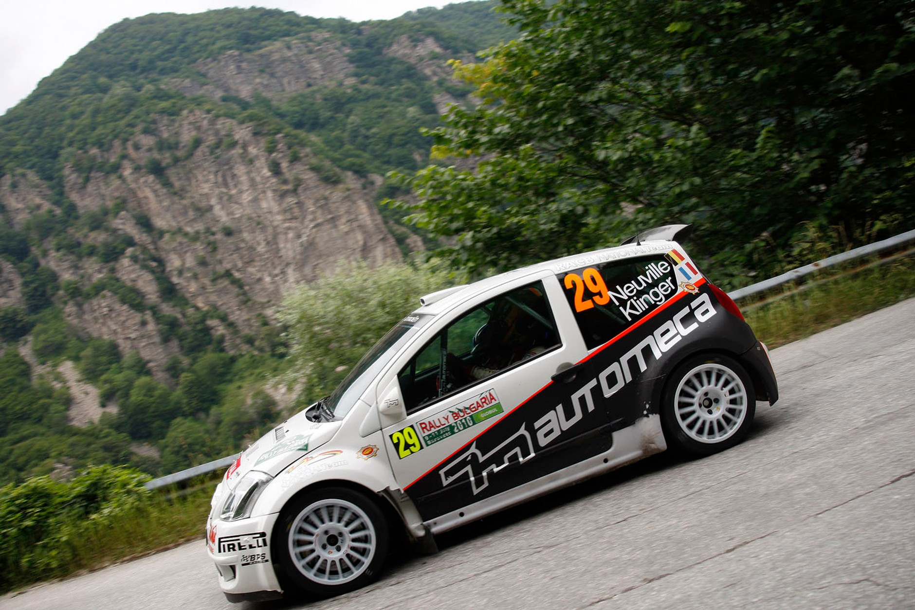 Citroën Total WRT taranuje konkurentów (galeria Rallyworld©Willy Weyens)