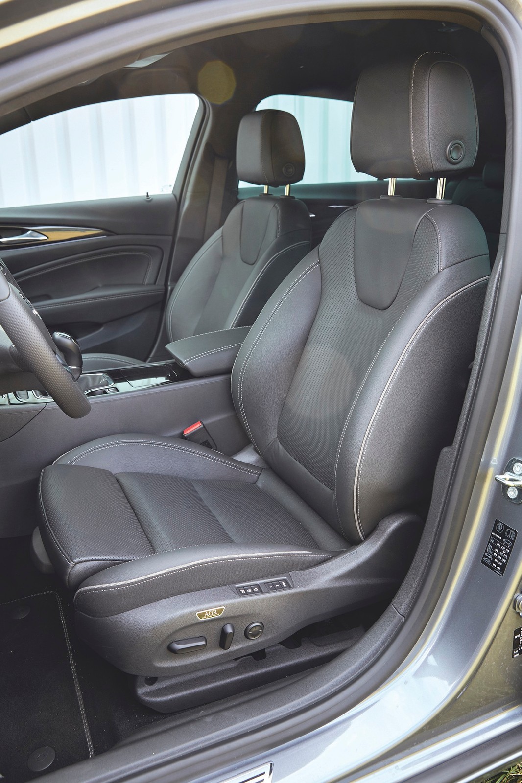 Nowy Opel Insignia kontra Ford Mondeo, Mazda 6 i Skoda Superb - kto wyprzedzi Opla?