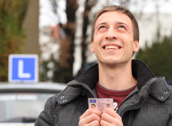 Ustawa już po pierwszym czytaniu w Sejmie: prawo jazdy dla 17-latków, punkty karne i elektryki na buspasach