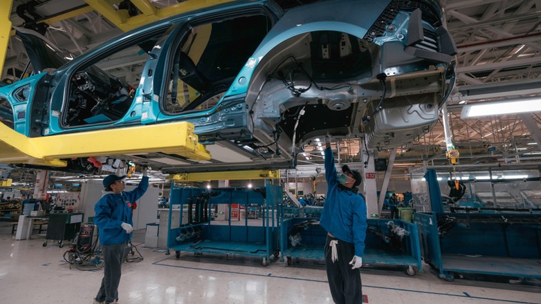 Pracownicy fabryki samochodów elektrycznych BYD w Changzhou w prowincji Jiangsu, Chiny, 14 listopada 2023 r.