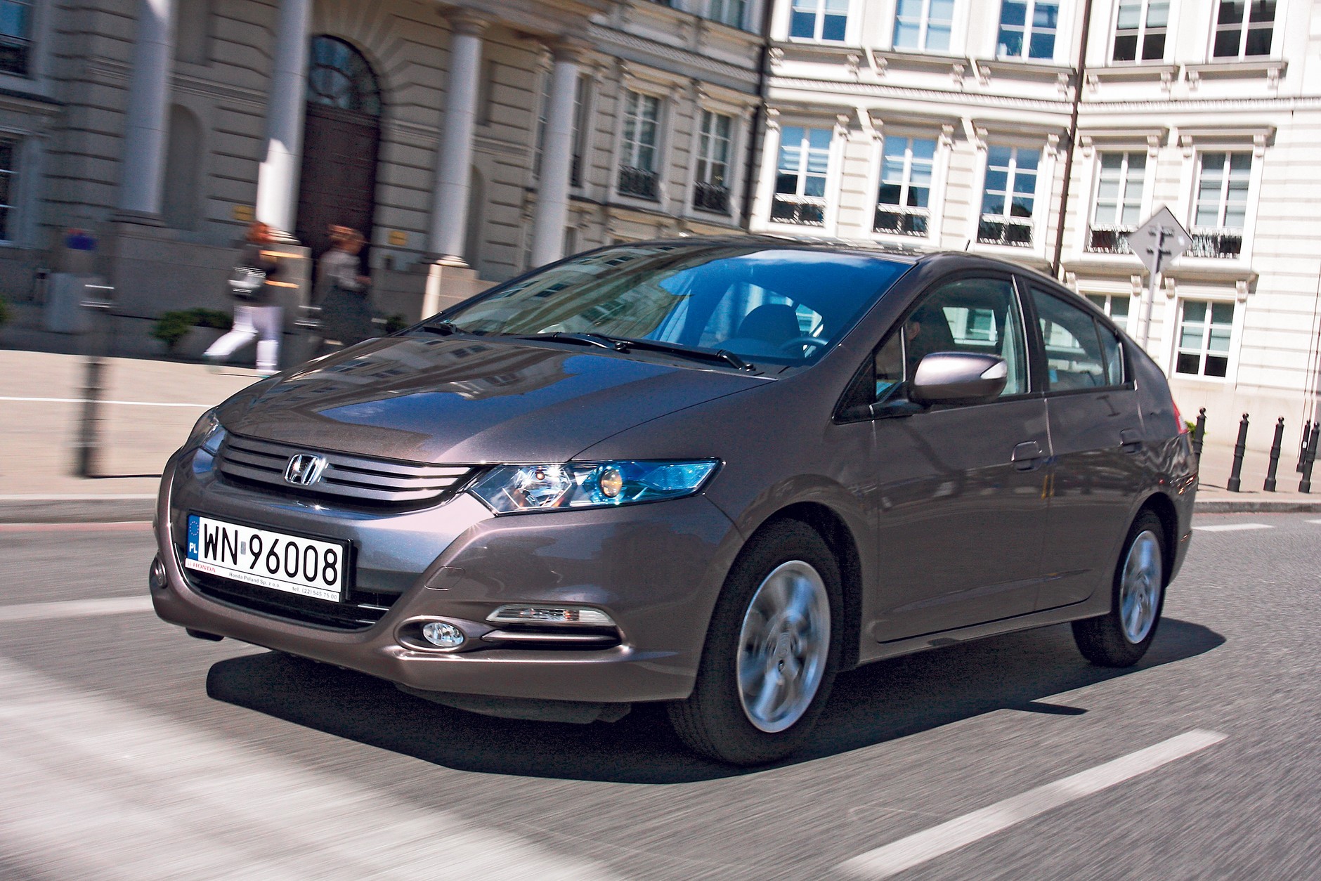 Z profilu Honda Insight wygląda bardzo podobnie do Toyotty Prius