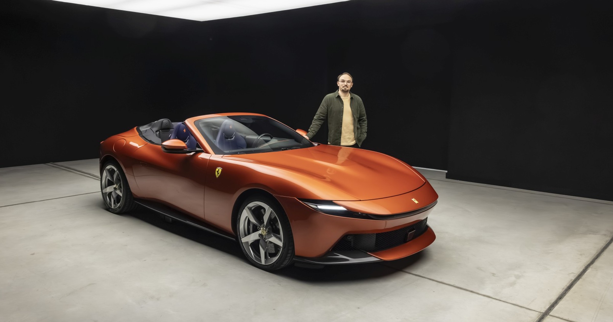 Ferrari Amalfi Spider w studiu podczas premierowego pokazu dla mediów