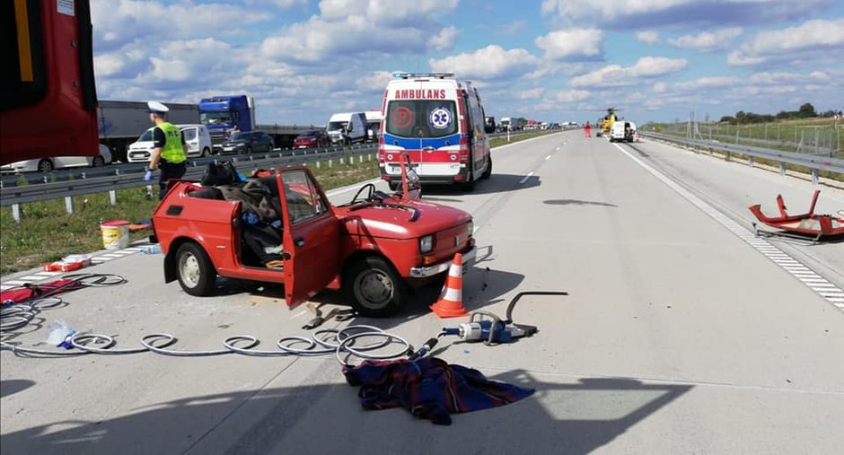 Auto dostawcze zderzyło się z Maluchem