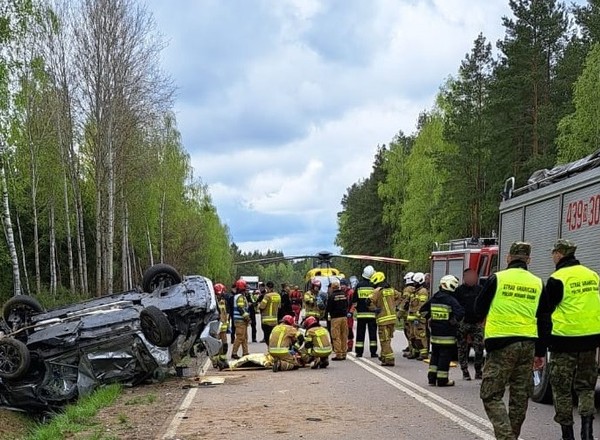 Uciekał przed Strażą Graniczną i dachował. W aucie było aż 11 osób