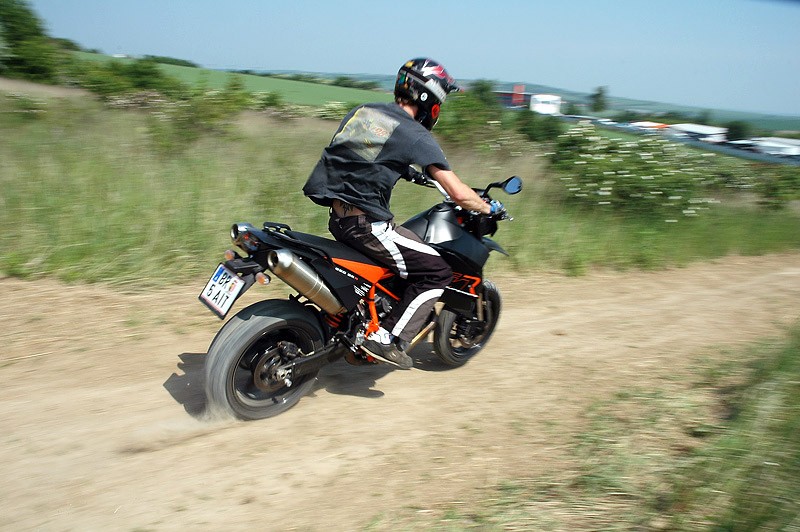KTM 950 Supermoto R: duży dzikus (test)