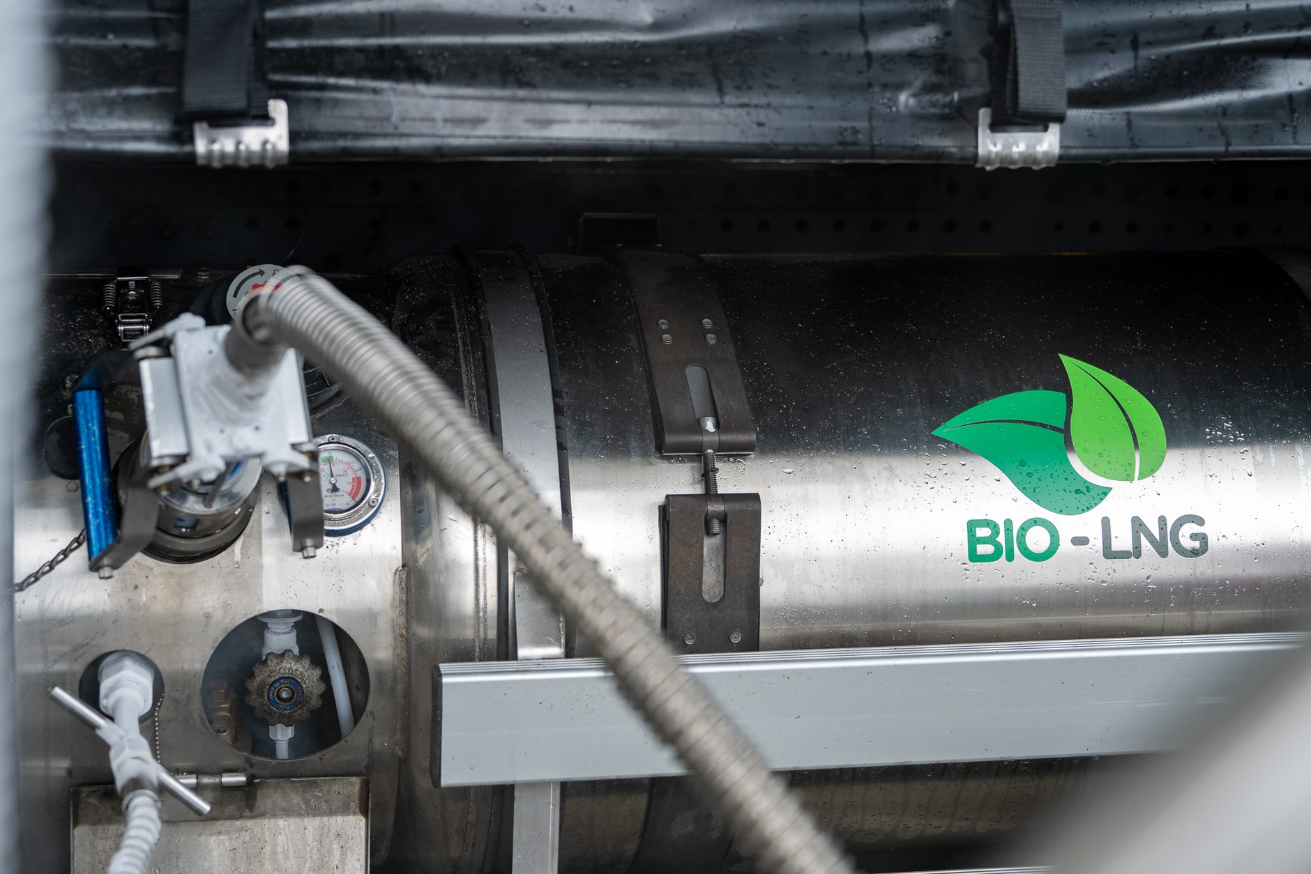 Po raz pierwszy w Polsce do zbiorników ciężarówki zatankowano bioLNG. Iveco S-Way Natural Gas