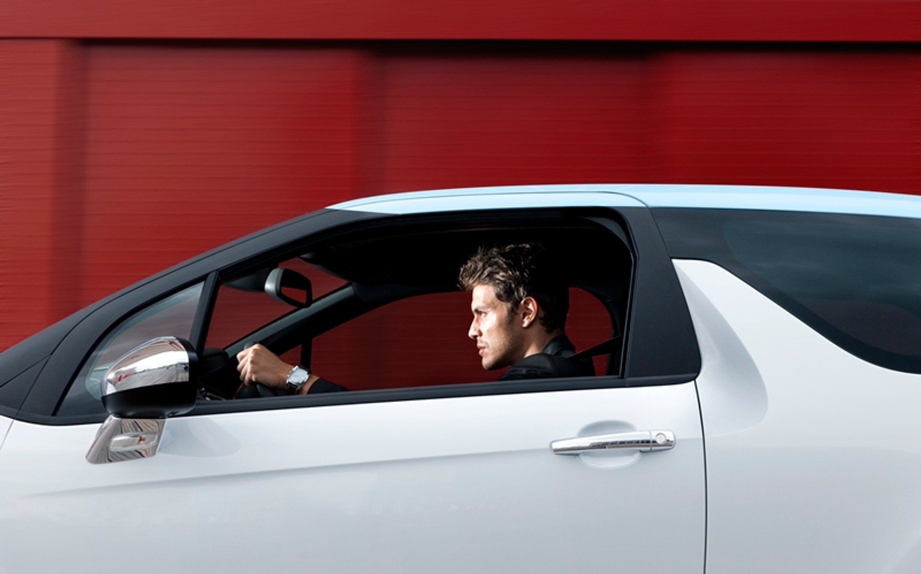 Mężczyzna i Citroen kuszą