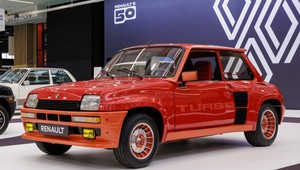 Renault 5 debiutowało 50 lat temu, ale do dziś nie brakuje mu młodzieńczego wigoru. W czym tkwiła tajemnica jego sukcesu?